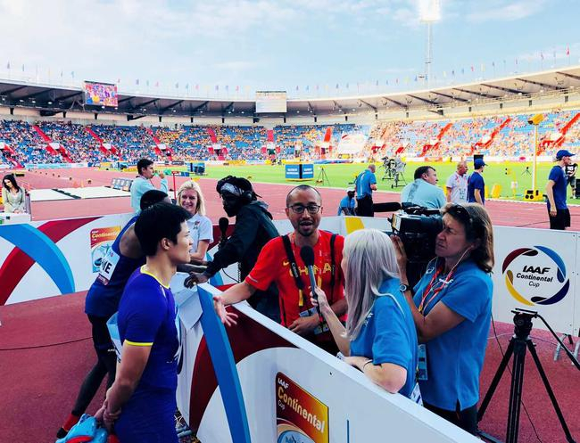 国际田联洲际杯在混采区为苏炳添翻译