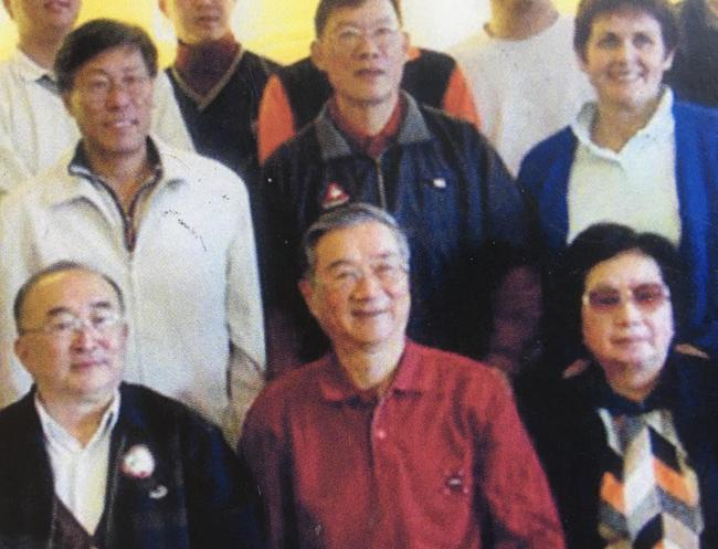 《长城杯》颁奖晚宴，前排右一女士为一杆进洞的赵克明