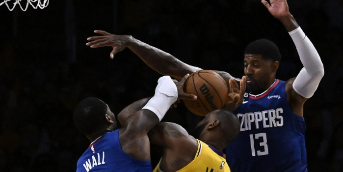 小卡关键三分锁定胜局