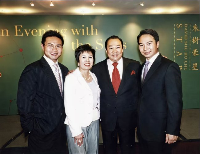 朱树豪（右二）过火家人