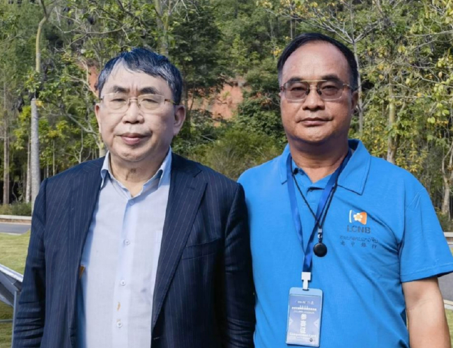 （2023年中国普洱东盟围棋邀请赛上，聂卫平勉励付建强发展老挝围棋）