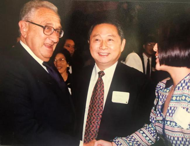 　　1997年中国乒乓球代表团访美，参加“乒乓外交”25周年纪念活动，图为联合国活动，柳屹（右一）与基辛格（左一）、徐寅生（中）