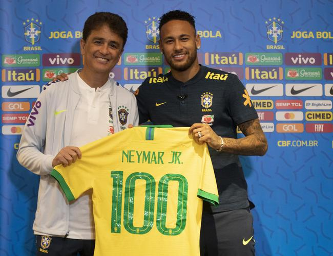 内马尔迎来第100场比赛