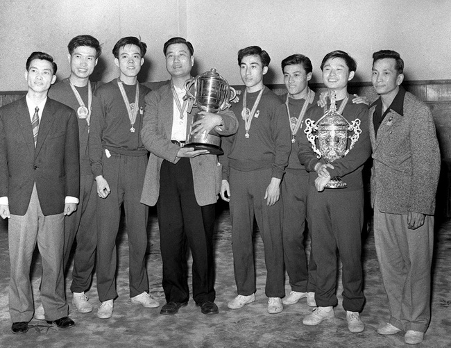 　　图为1961年4月9日，中国男子乒乓球队梁友能（指导）、王传耀、容国团、傅其芳（教练）、庄则栋、李富荣、徐寅生、姜永宁（教练）（从左至右）在捧得“斯韦思林”杯和中国乒乓球协会赠送的纪念杯后合影