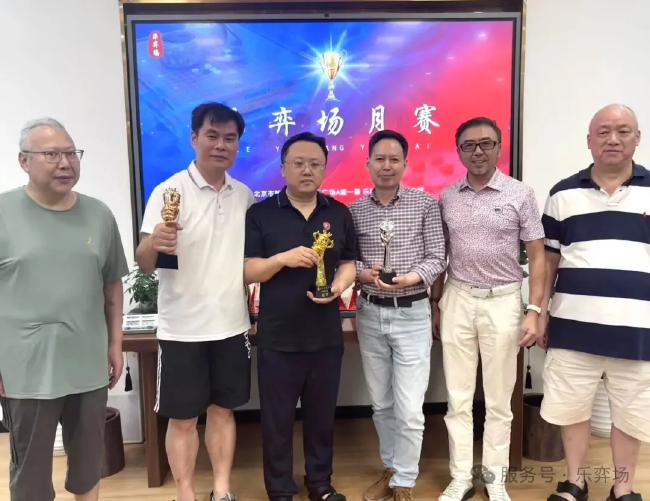 获奖嘉宾与受奖嘉宾合影眷顾