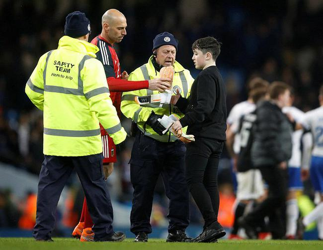 赛后，卡巴列罗将手套送给一位冲进场内的小球迷