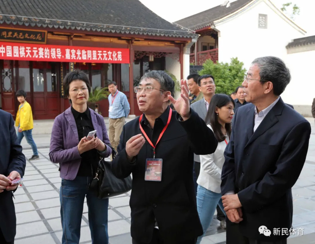 2015年天元赛，聂卫平（中）参观同里天元文化苑