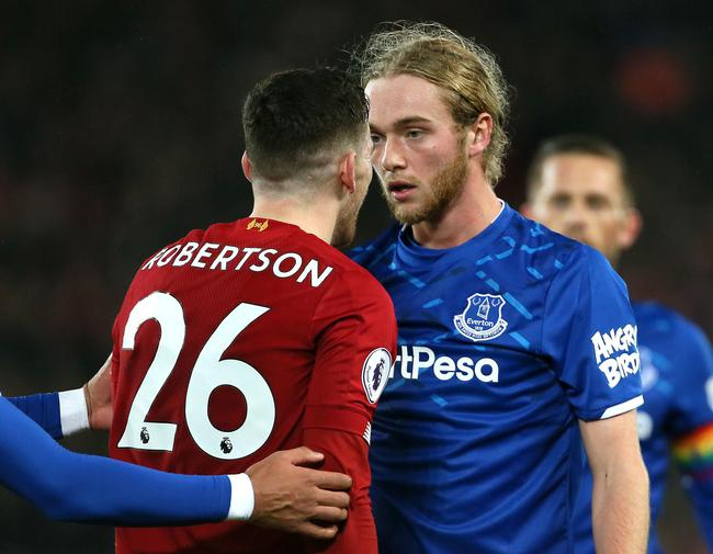 罗伯逊和汤姆-戴维斯对峙