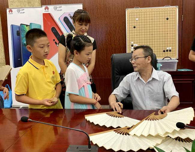 职业棋手鼓励小棋童