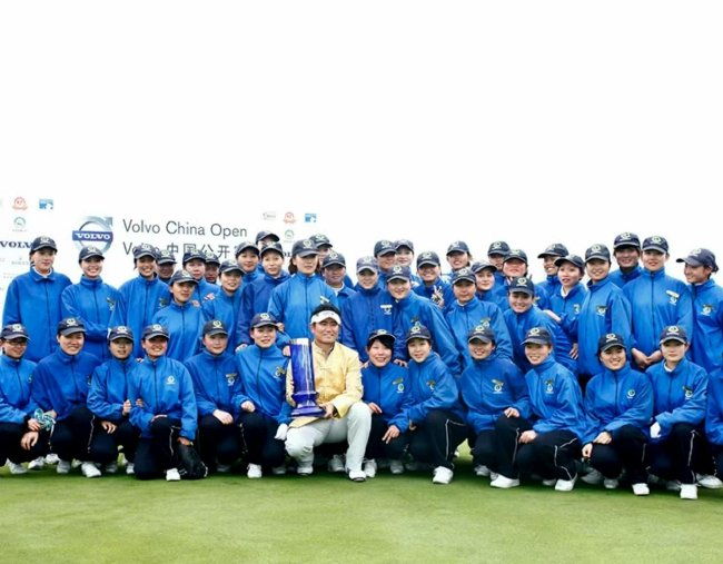 梁容银（Y. E. Yang）夺冠后与球童合影