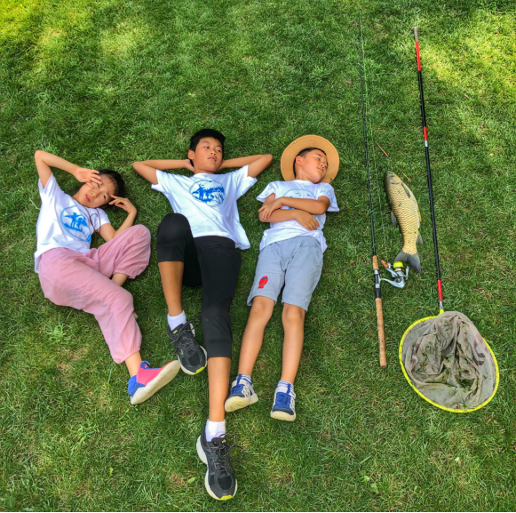 （夏令营营员们和鱼获的合影）