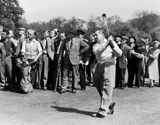 科顿在1948年英国公开赛击球