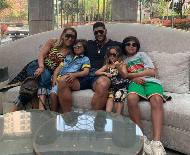 胡尔克与前妻和孩子们