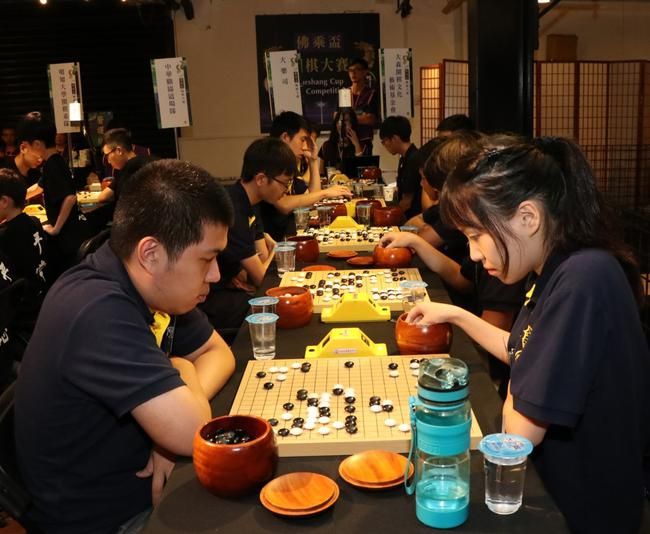 ‘大森围棋文化艺术基金会’（右）和‘大乐司’在争夺冠亚军战