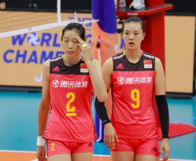 中国女排主攻手朱婷和张常宁