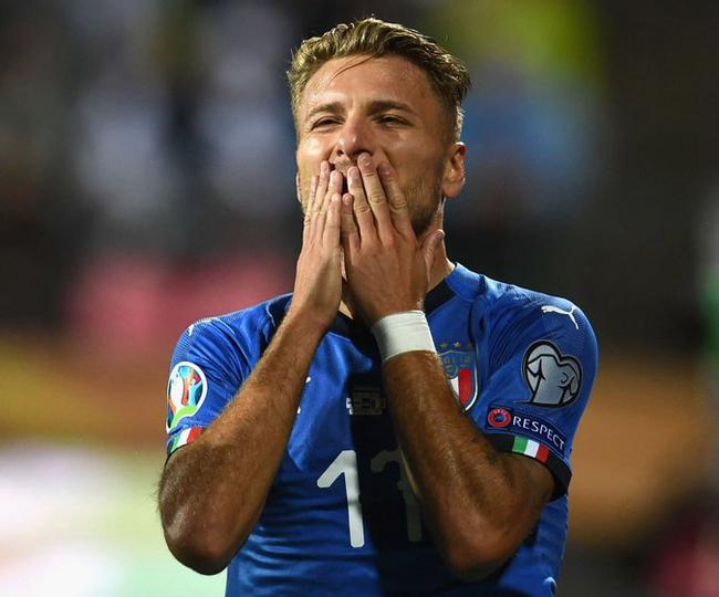 因莫比莱庆祝进球