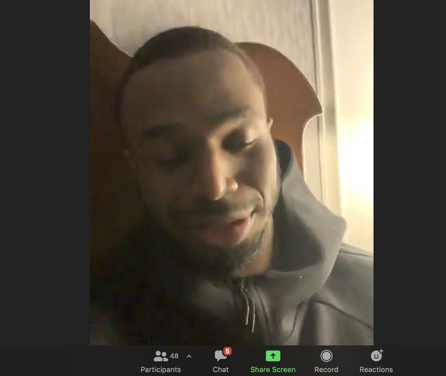 维金斯躺在床上接受采访