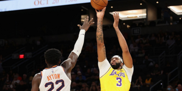 詹姆斯太阳闪耀赛场带领球队走向辉煌新时代