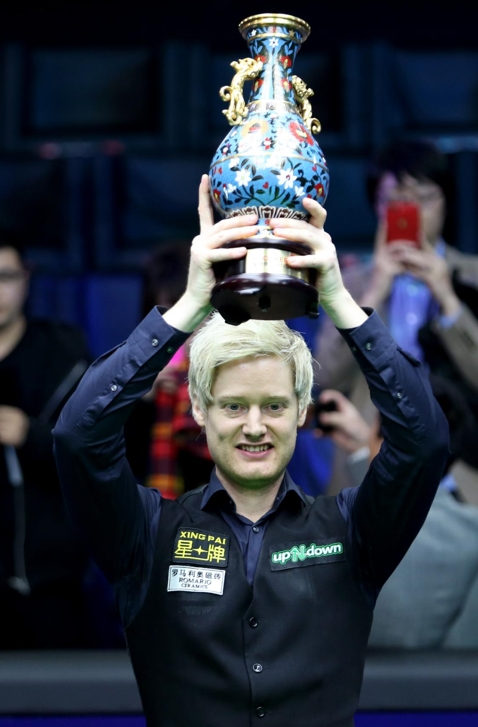 尼尔•罗伯逊高举冠军奖杯