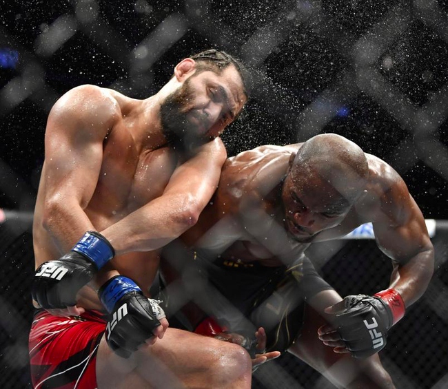 乌斯曼在UFC261中KO马斯维达尔的瞬间