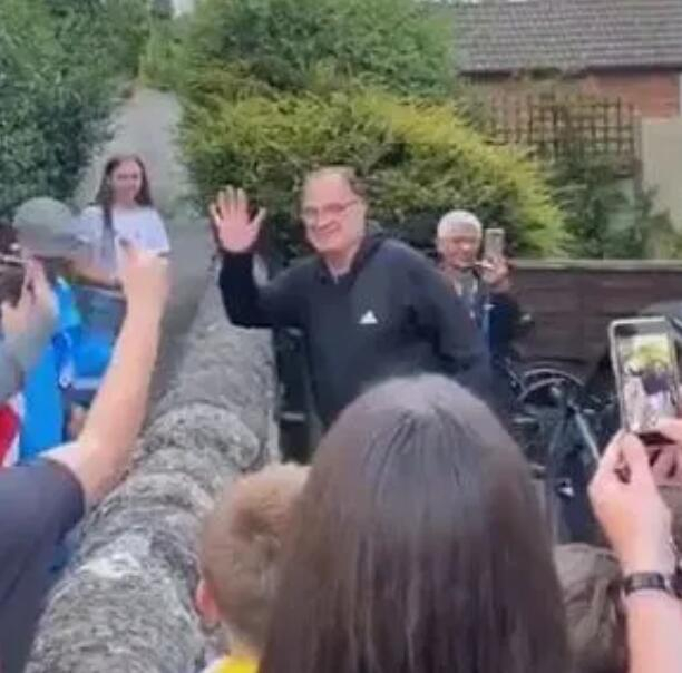 升级后，球迷们到贝尔萨的公寓前祝贺他