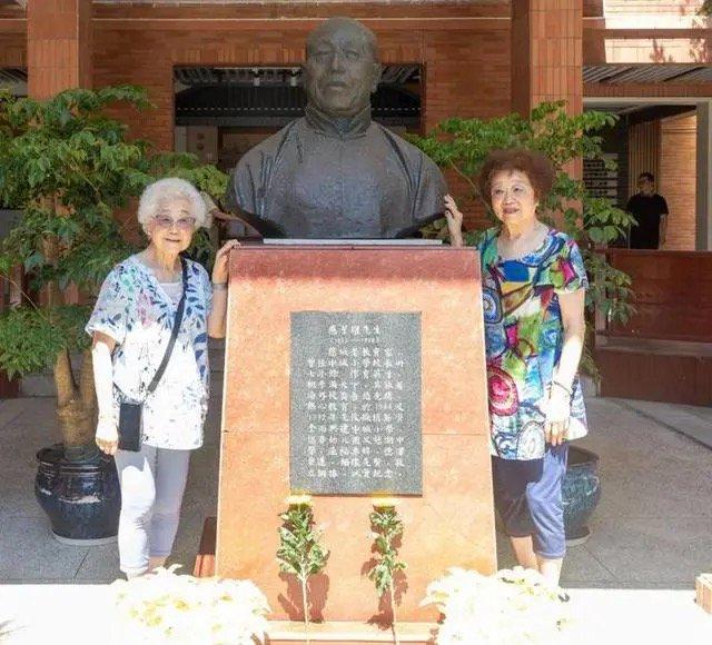 应昌期长女应法诺女士（左）和次女应柔尔女士向应昌期先生铜像献花 李越 摄