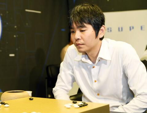 　　李世石即将离开韩国围棋。由于比赛成绩相比全盛时期的不如意和与韩国棋院之间的不和谐关系，让他终于下决心离开职业围棋世界。