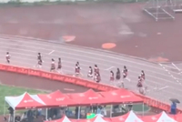 大雨中继续的衡水中考体测 人性温度何在