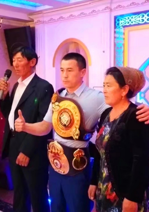 夺取国际金腰带后和父母庆功