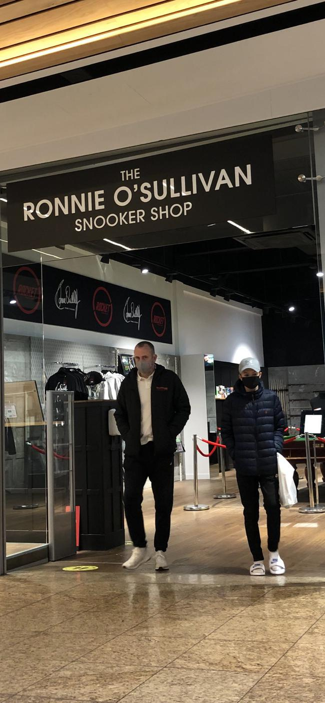 威廉姆斯和二儿子光顾奥沙利文的店