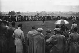 1934年科顿在雨中推杆