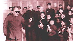 　　1962年，陈毅副总理勉励在少年围棋比赛中获奖的小选手。前排左起第三人为10岁的聂卫平，他获得第三名。