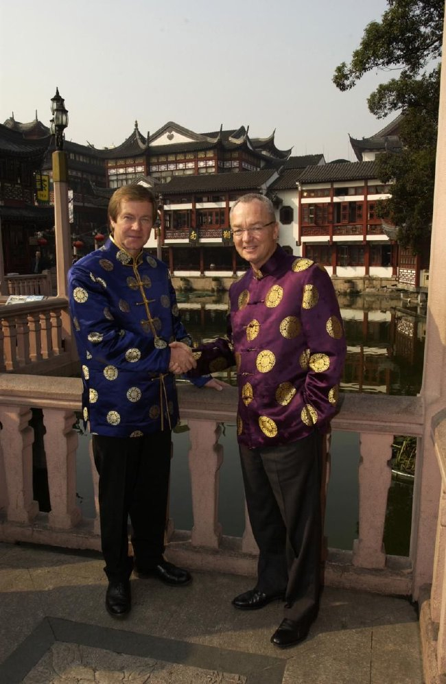 2004年，乔治-格雷迪（左）与梅尔-派亚特在上海