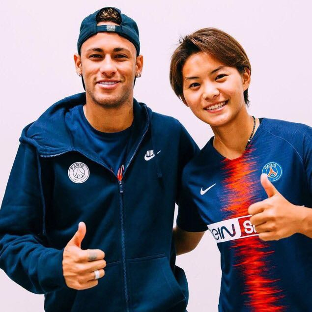 为了迎接王霜的到来，大巴黎“一哥”内马尔亲自迎接