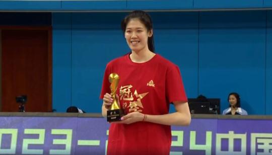 李盈莹荣膺2023-2024赛季中国女子排球超级联赛MVP