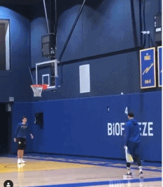 还挺准!库里最新单手投篮视频,左手还不能碰球