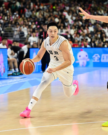 图2：阿迪达斯队服定制业务（TEAMWEAR）为广东男篮提供装备支持