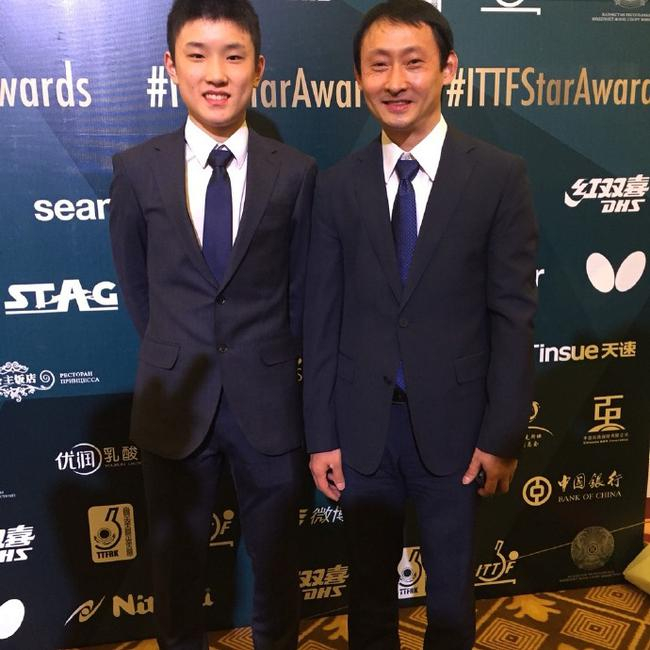 2017国际乒联球星盛典，被提名年度最佳教练的张宇与儿子