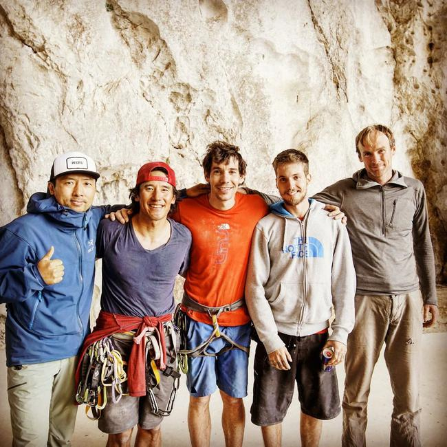 与电影《Free Solo》剧组在贵州格凸 供图/Rocker