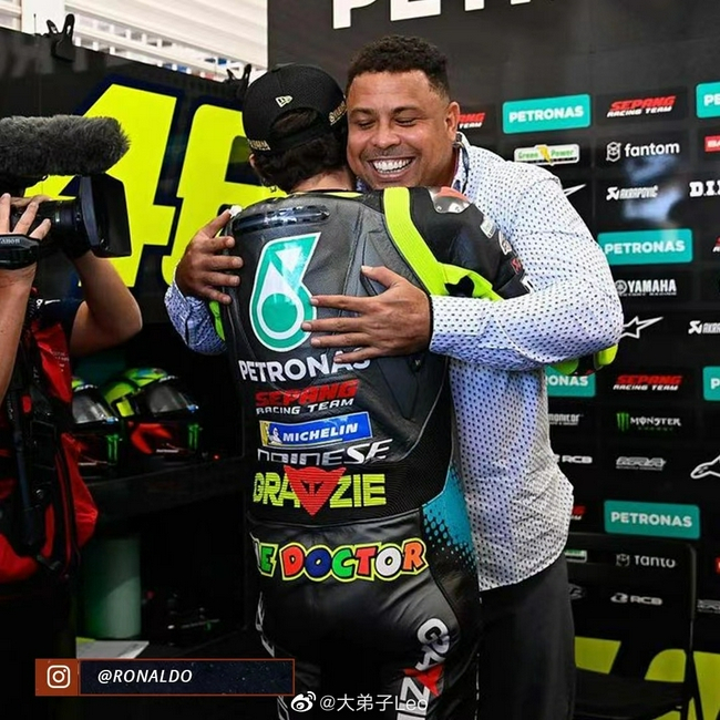 “外星人”罗纳尔多现场拥抱罗西