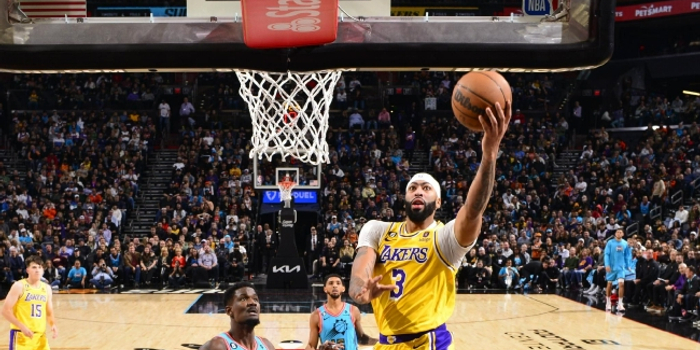 浓眉攻防一体尽显巨星本色