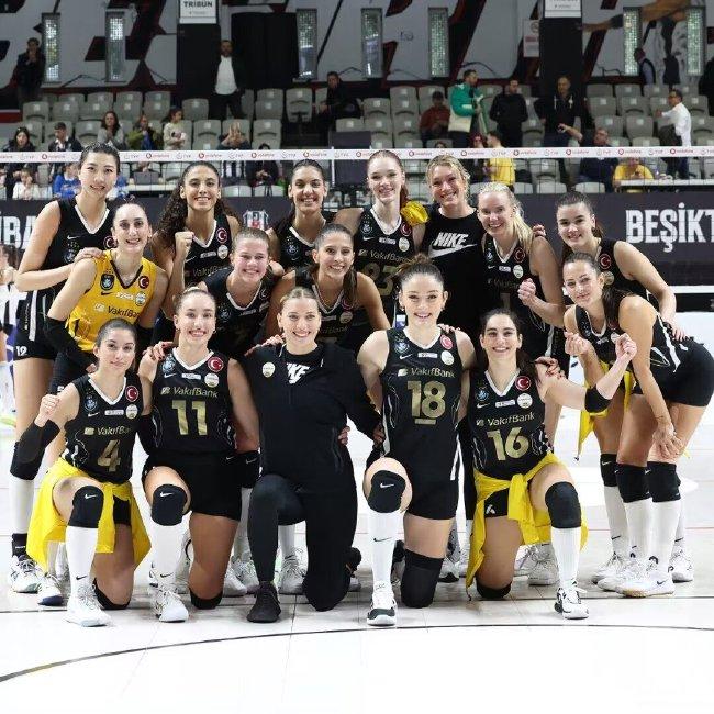 瓦基弗銀行女排3-0擊敗貝西克塔斯后合影