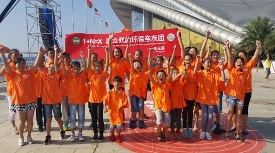 F1摩托艇世锦赛中国大奖赛的环保小志愿者——“泓燕环保亲友团”成员在赛场合影