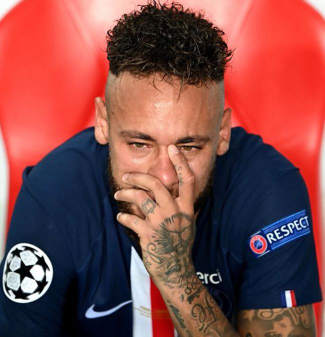 内马尔泪洒替补席