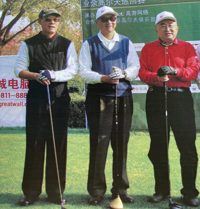 《长城杯》开球仪式，胡启立（中）、伍绍祖（右）和作者