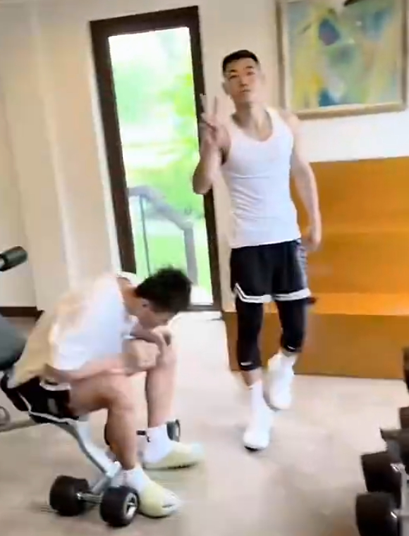 高诗岩等人在健身房训练