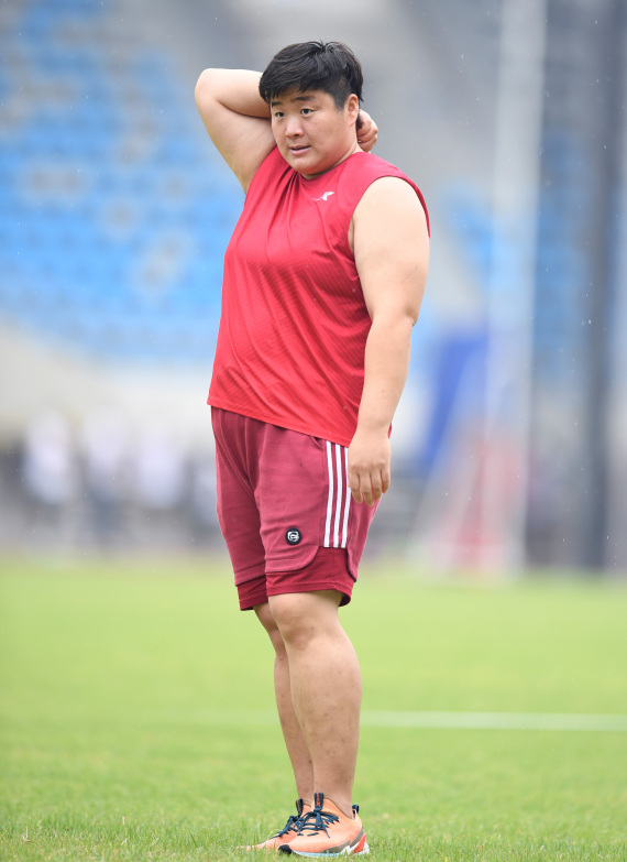 　　图为2020年9月14日，持观摩证的女子铅球世界冠军巩立姣在体育场观看运动员训练。新华社记者贾宇辰 摄