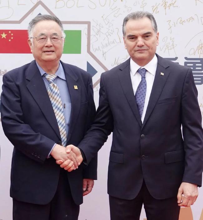 中国马业协会会长贾幼陵和土库曼斯坦驻华大使巴拉哈特·杜尔德耶夫