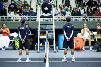 赛事现场的工作人员、裁判    和球童统一身着网球运动活动      专业赛事服装