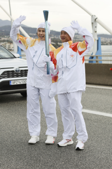 （左至右）中国篮球运动员王思雨、中国越野跑运动员吴永波参与火炬传递